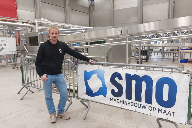 Sander Mollet voor een van zijn speciale machines, die tot 12.000 bereide maaltijden per uur kan maken. © cte