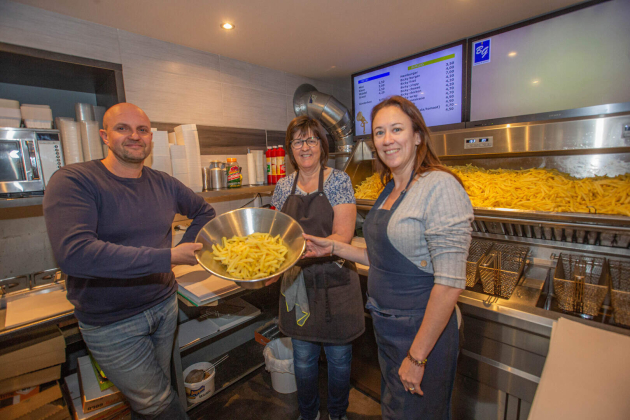 Stijn Creten neemt frituur t Lof over van Ilse Bronselaer en Nadine Anckaert_