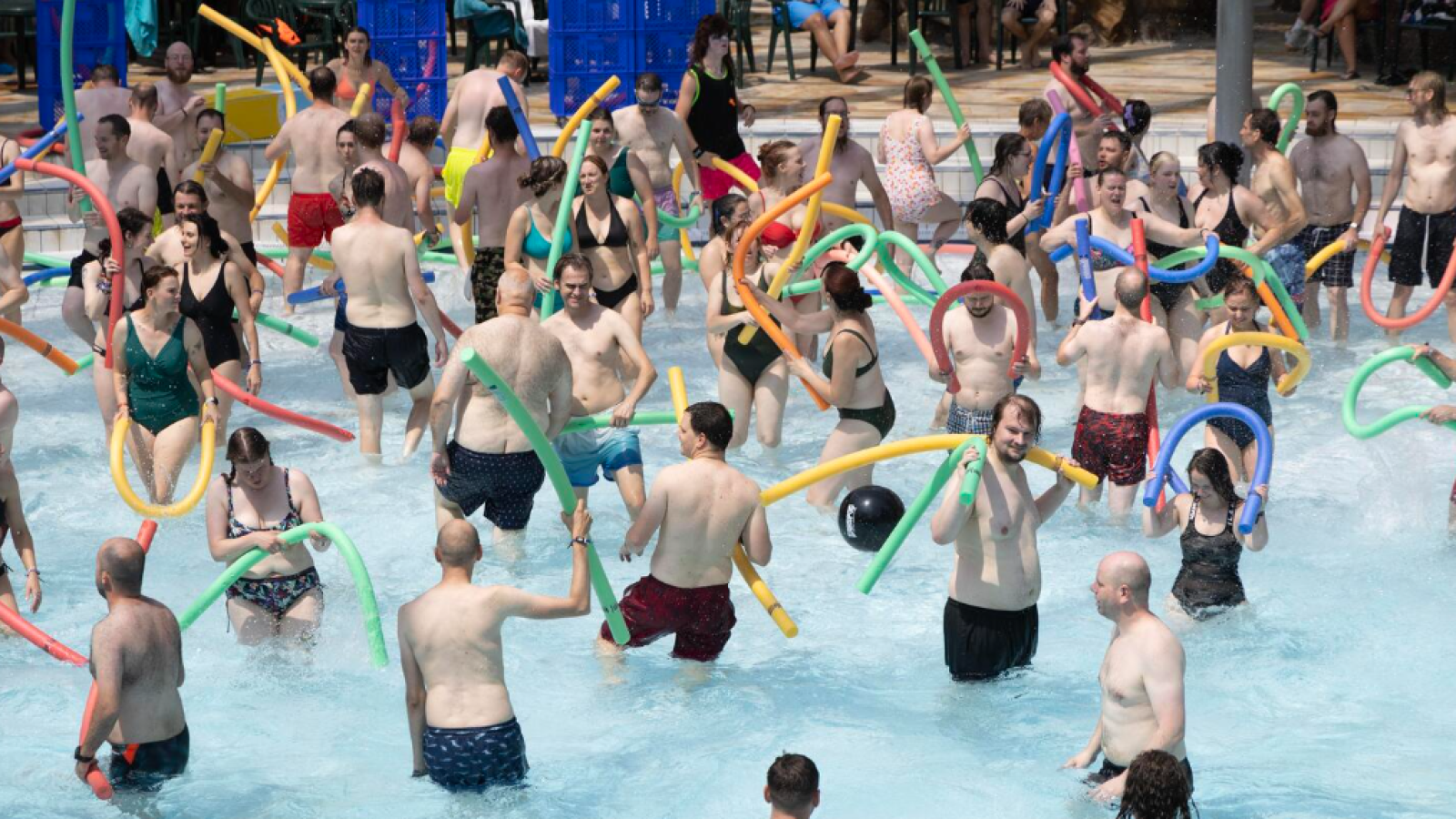 Bezoekers van Graspop logeren in Sunparks Mol en krijgen een metal aquagym-sessie.