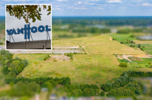 De curator van het failliete Van Hool heeft de eerste gronden van de site te koop gezet.