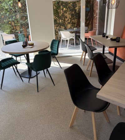 De bistro is elke weekdag geopend en richt zich niet alleen op de gebruikers van het businesscenter, maar ook op buurtbewoners en passanten.