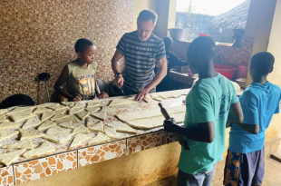 Cédric De Peuter steekt een hand toe in de keuken van het weeshuis van Kebene Family