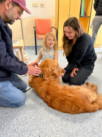 “Een therapiehond binnenbrengen is geen trucje”, zeggen coördinatoren Karin Dickens en Ellen Hooyberghs.
