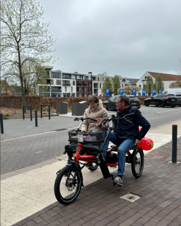 De duofiets werd gerealiseerd met steun van onder meer Cera en de Stad Hoogstraten.
