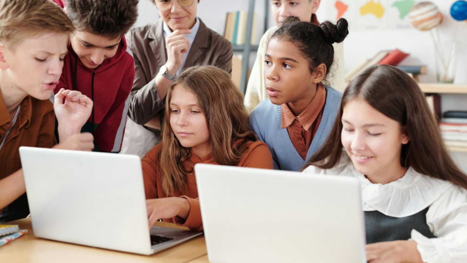 Met De Grote Antwerpse IT-inzamelactie roepen Digital for Youth en STW ondernemingen op om die toestellen een tweede leven te geven.