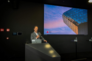 Jacques Vandermeiren tijdens zijn aankondiging op de persconferentie in het Havenhuis