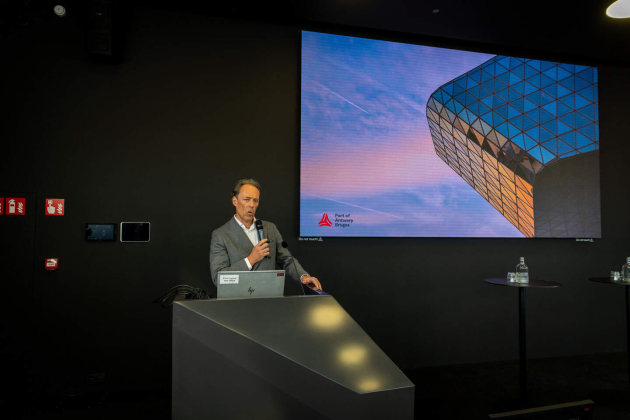 Jacques Vandermeiren tijdens zijn aankondiging op de persconferentie in het Havenhuis