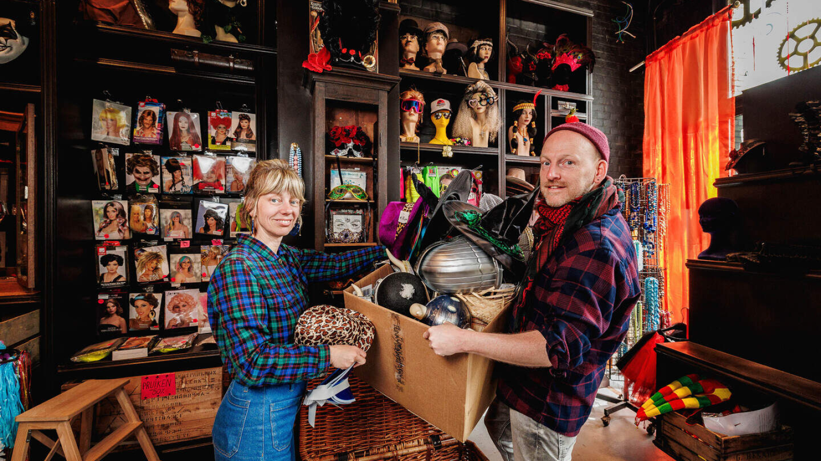 Jeroen en Valerie van Kostuum en Karamel stoppen en houden een uitverkoop1
