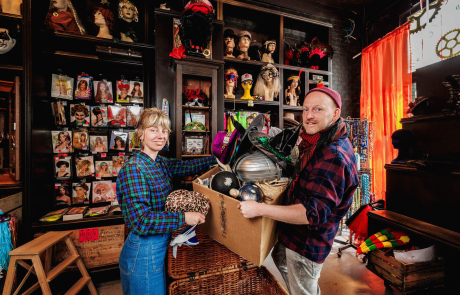 Jeroen en Valerie van Kostuum en Karamel stoppen en houden een uitverkoop1