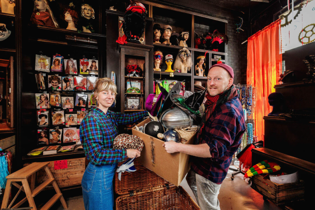 Jeroen en Valerie van Kostuum en Karamel stoppen en houden een uitverkoop1