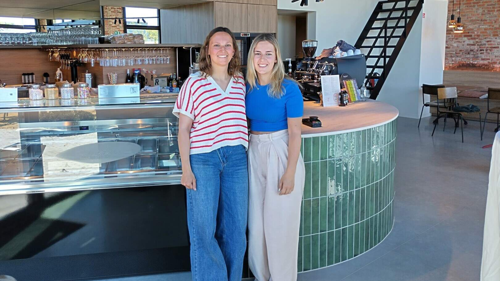 Kayleigh en Deena zwaaien deuren Papaoutai open