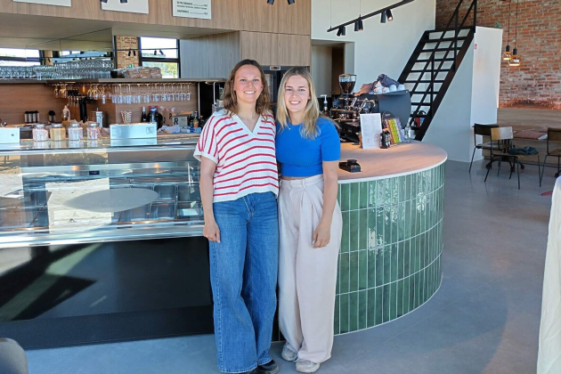 Kayleigh en Deena zwaaien deuren Papaoutai open