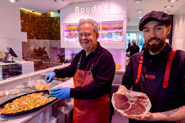 Ludo geeft mes en metier door aan Bernd bij topslager Raydox