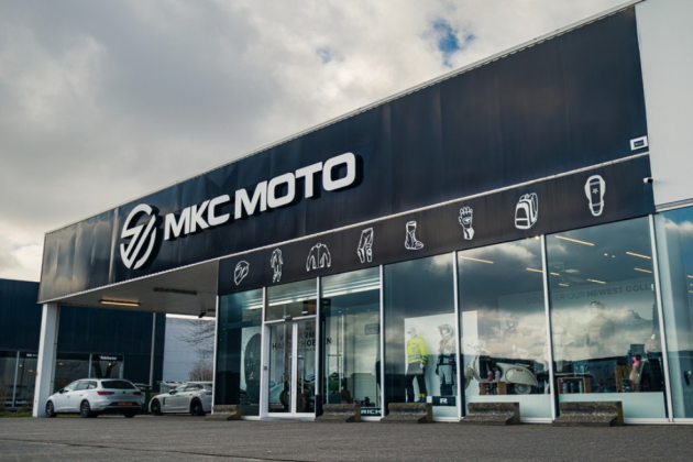 Motorretailer MKC Moto viert op 11 en 12 april de heropening van zijn vernieuwde winkel in Aartselaar.