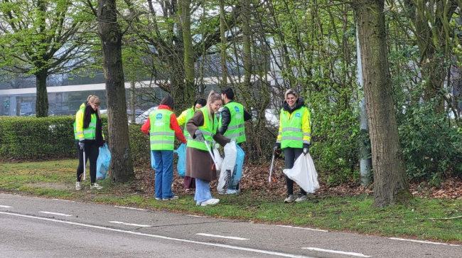 Medewerkers van bouwbedrijf Groep Vanhout in actie in de bermen van bedrijvenzone Lammerdries. Foto: Hans Otten