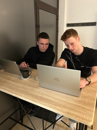 Met hun onderneming willen Artjom Dejev en Tijs Peetermans bedrijven helpen om dagelijkse taken te automatiseren met behulp van artificiële intelligentie.