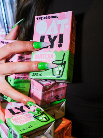 Waar een strawberry matcha latte doorgaans meerdere stappen vraagt, biedt Oatly nu een kant-en-klare variant.