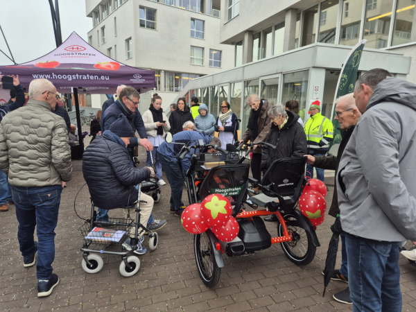 Overhandiging duofiets Wzc Stedeakkers