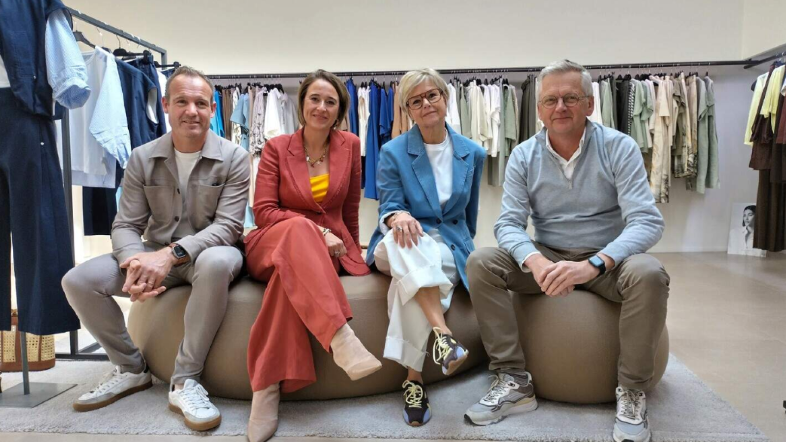 Peter en An Servaes (rechts) namen als vierde generatie modewinkel Bruurs over in 1987 en geven de zaak in augustus door aan Carolien Wouters en Roel Adriaensen.