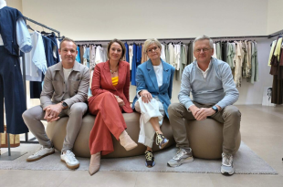 Peter en An Servaes (rechts) namen als vierde generatie modewinkel Bruurs over in 1987 en geven de zaak in augustus door aan Carolien Wouters en Roel Adriaensen.
