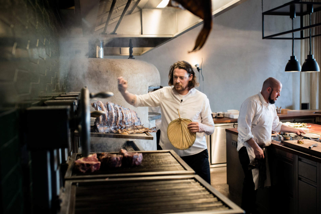 Photo Alexander Meeus voor De Standaard – Chef Kobe Desramaults stelt zijn nieuwe boek voor in zijn restaurant Chambre separee in Gent