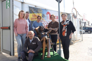 Sinds deze week staat er een pop-up tent langs Kerskenhoek waar Lucas Meubelen tijdelijk ook een assortiment buitenmeubelen zal verkopen_