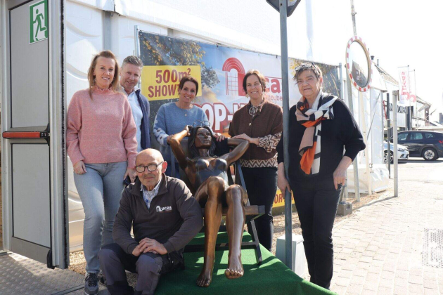 Sinds deze week staat er een pop-up tent langs Kerskenhoek waar Lucas Meubelen tijdelijk ook een assortiment buitenmeubelen zal verkopen_