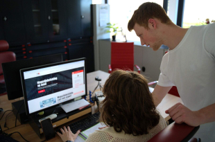 Tijs maakt AI-assistent voor bedrijf van zijn moeder