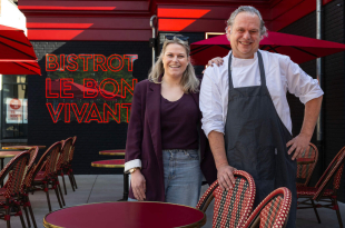 Zaalverantwoordelijke Charlotte Verheyen en chef-kok Joeri Huybs