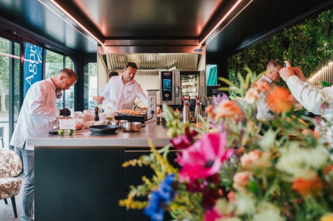 Binnenin is plaats voor groepen tot veertig personen, met onder meer een professionele keuken, videoschermen, geluidsinstallatie, bar en zelfs een hospitalityruimte op het dak bij goed weer.
