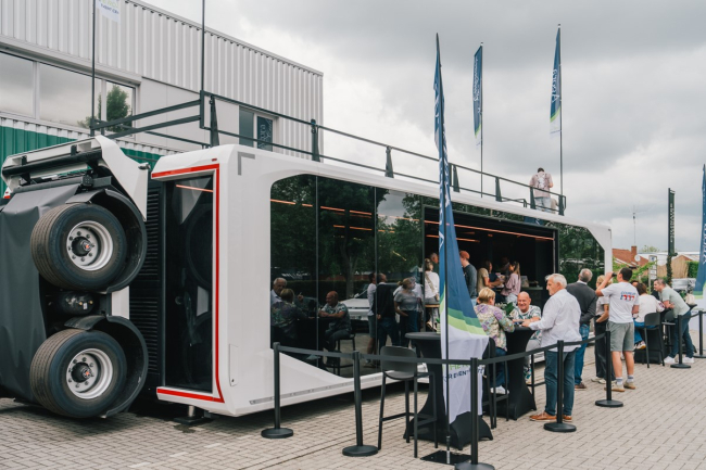 De wielen zitten verborgen in de carrosserie en klappen er op locatie automatisch uit.