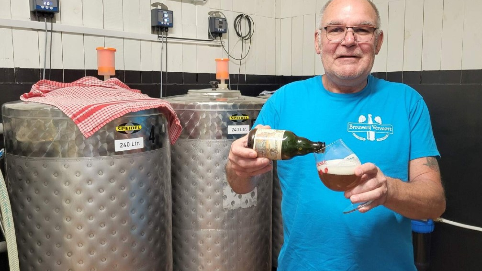 Gert Vervoort heeft met zijn gelijknamige brouwerij twee nieuwe bieren aan zijn gamma toegevoegd: hier schenkt hij zijn nieuwe tripel Mast uit.