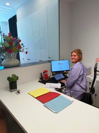 Elizabeth Breimer aan het werk