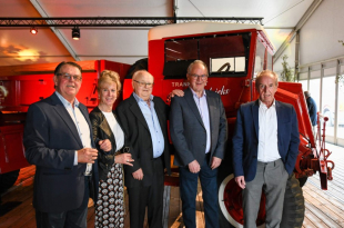 Frans Hendrickx (derde van links) tijdens de recente verjaardagsviering van het transportbedrijf.