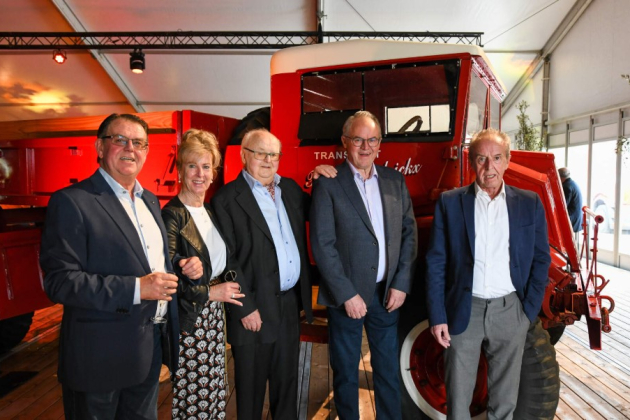 Frans Hendrickx (derde van links) tijdens de recente verjaardagsviering van het transportbedrijf.