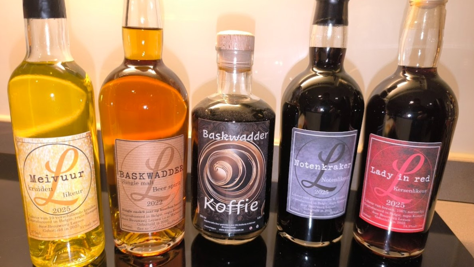 Naast eigen speciaalbieren zoals Baskwadder en Sjarel brouwt Leysen steeds vaker bieren op maat voor cafés, verenigingen en bedrijven.