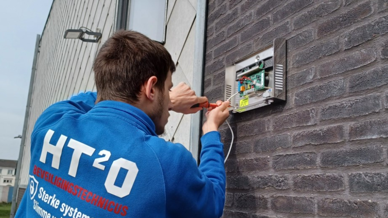 De leerlingen begeleiding van Jacobs Beveiliging, dat ook het materiaal voor het alarmsysteem schonk.