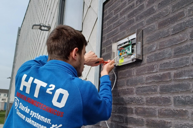 De leerlingen begeleiding van Jacobs Beveiliging, dat ook het materiaal voor het alarmsysteem schonk.
