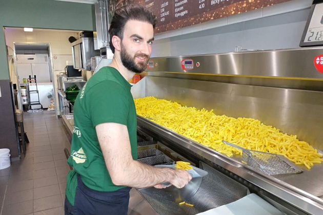 Ief De Vos heeft al ontelbare bakjes met frieten gevuld om het wereldrecord te verbreken.