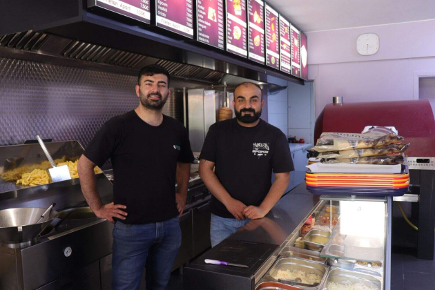 Mehmet Palta 31 en zijn neef Huseyin 32 hebben onlangs de deuren van Snack Istanbul in de Burchtstraat in Ninove geopend_
