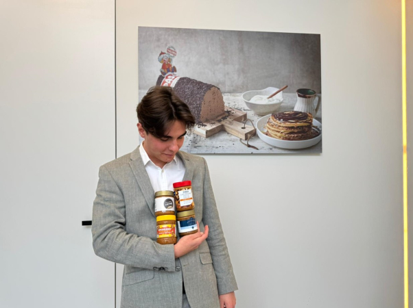 Pieter-Jan De Decker met enkele Paschka-potten
