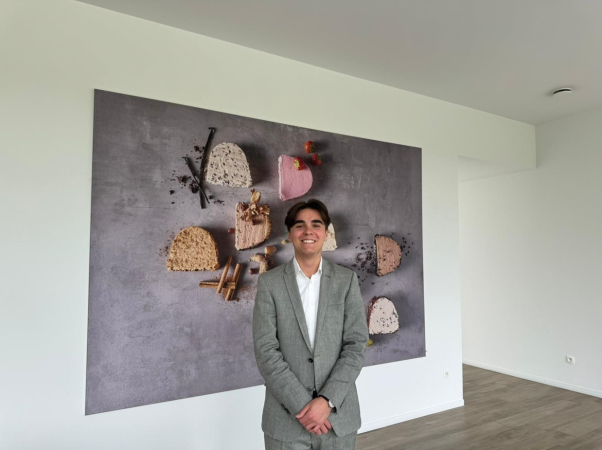 Pieter-Jan De Decker voor een foto met enkele bekende Paschka-producten