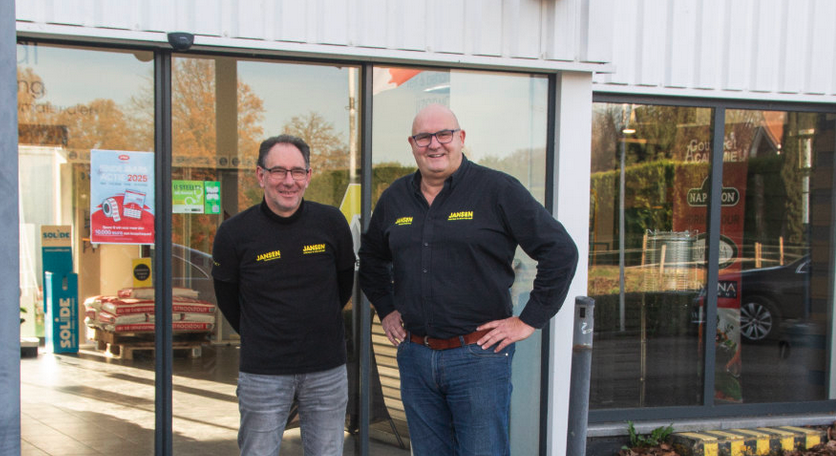 Jansen doet zelf deur van Jansen Doe Het Zelf dicht