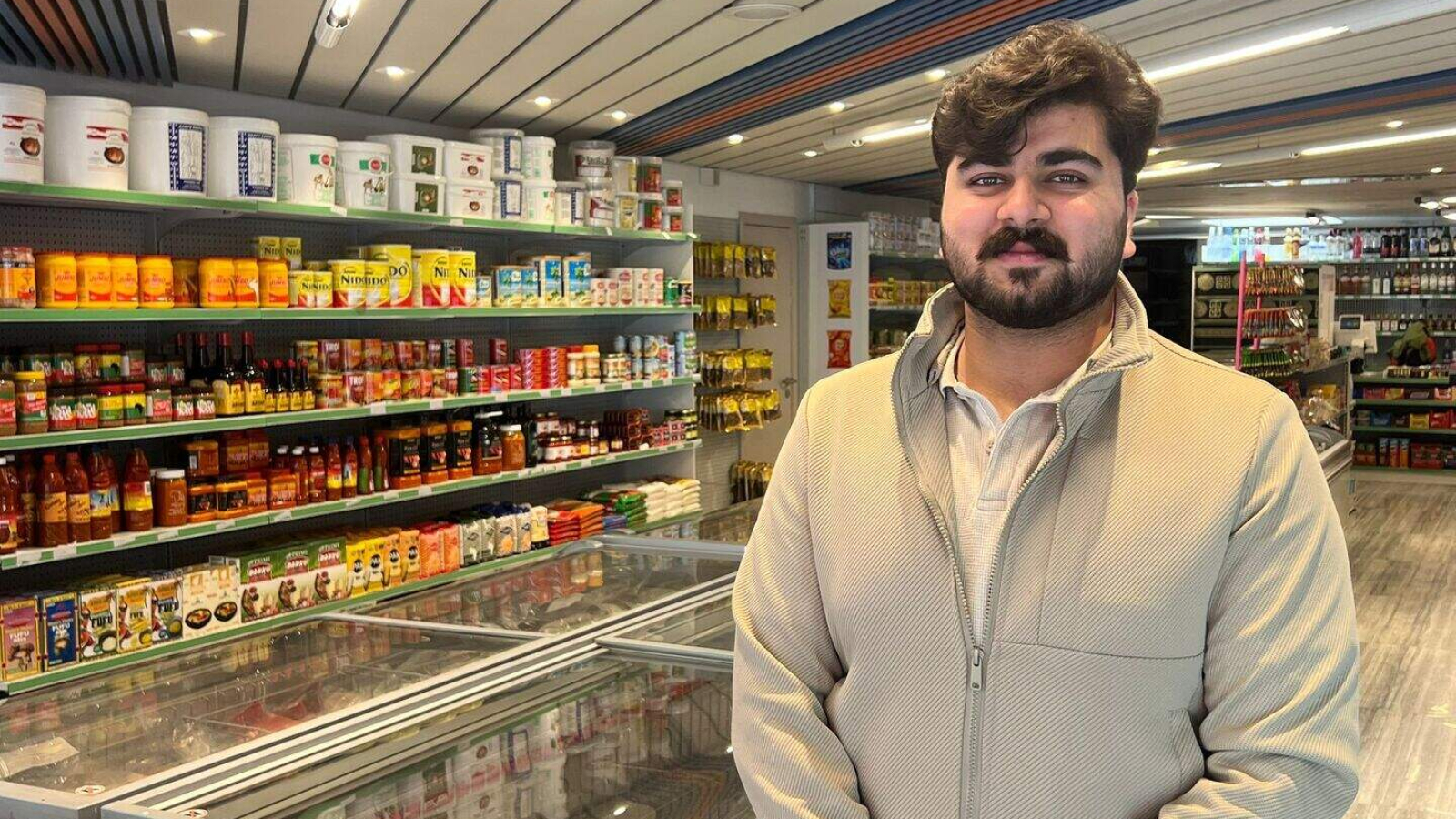 Seemab Cheema 23 opende met zijn vader Tajamal 49 vrijdag Nino Supermarket in de Centrumlaan in Ninove_