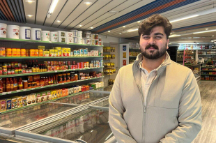 Seemab Cheema 23 opende met zijn vader Tajamal 49 vrijdag Nino Supermarket in de Centrumlaan in Ninove_
