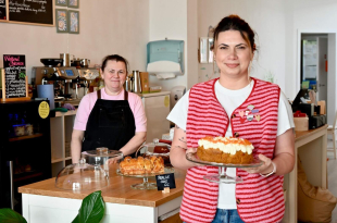 Simona en Oana in hun nieuwe brunchzaak