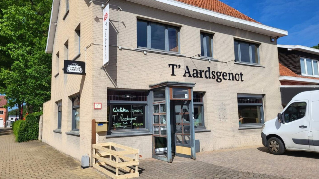 T' Aardsgenot heeft zijn plekje gevonden in het horecapand dat wellicht tot het einde der dagen in Ten Aard bekend blijft staan als ‘Den Bagger’.
