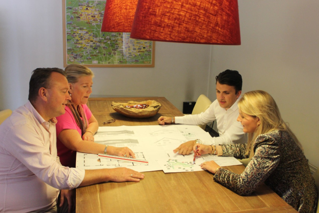 Wimjan en Katherine, de ouders van Elizabeth, haar man Maarten en Elizabeth werken nauw samen in het familiebedrijf.