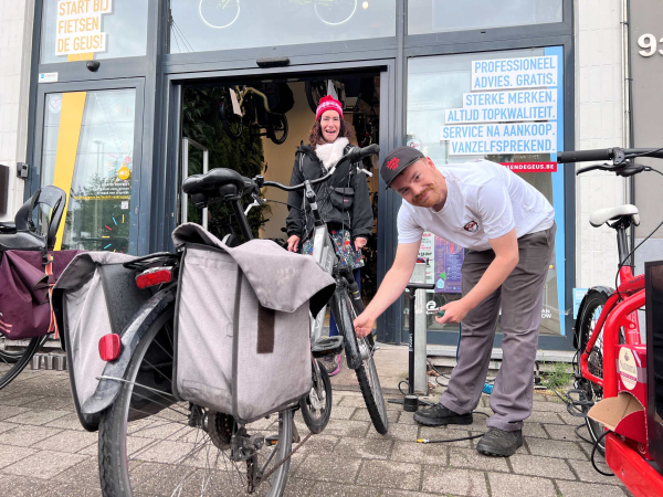 Passerende fietsers konden niet alleen hun banden laten oppompen, maar kregen ook een gratis kop koffie aangeboden.