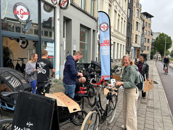 Passerende fietsers konden niet alleen hun banden laten oppompen, maar kregen ook een gratis kop koffie aangeboden.